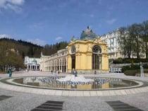 Marienbad (Mariánské Lázně, CZ), Blick über die "singende Fontäne" zur Kolonnade