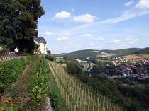 Weit ins Saaletal geht der Blick vom Schloßpark in Dornburg