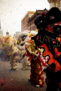 チャイナタウンでは龍の舞が披露される。この日ばかりは条例で禁止されている爆竹が鳴り響きます