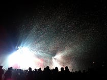 エンディング、圧巻の紙吹雪