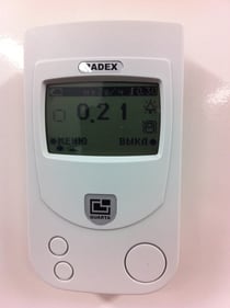 教室の壁に設置してあります。(4/8の数値)