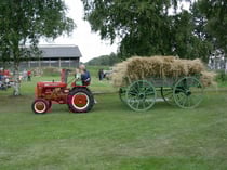 Heinrich Fröhlking mit seinen Enkeln auf dem Erntewagen