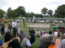 Der Festplatz mit der Tanzfläche in der Mitte