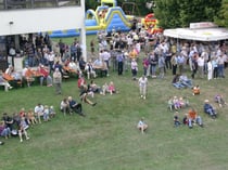 Im Hintergrund die Hüpfburg für die Kinder