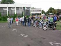 Motorräder auf dem Platz vor der Tunhalle