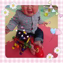 足にオモチャが挟まったよ～😭