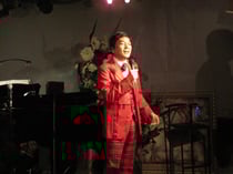 とってもキュートな真っ赤なスーツ姿