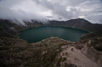 Un cratère & l'eau turquoise