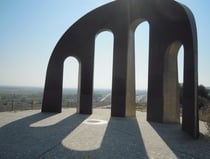 La porte de la Catalogne près de Salses (Pyrénées Orientales)