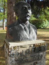 Monument de Gabriel Fauré, compositeur ariégeois, dans le parc de l'université de Foix(Ariège)