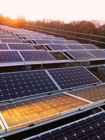 Fitze Dach AG der Dachdecker  montiert Solaranlagen auf dem Dach. Hier eine Grossanlage in Basel.