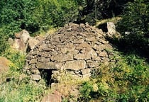 Die bekannten "Crotti" in Brusio wurden für die Ausserirdischen erstellt. Im Bild Crot 24 beim Viadukt. Bildquelle und interessantes zu den Crotti: www.crotti.ch