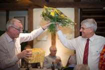 Albert Brändle dankt dem Jubiläums-OK-Leiter Jürg Bahnmüller