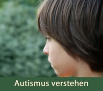 Symbolbild: Junge schaut weg