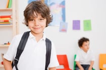 Symbolbild: Junge in Klassenzimmer