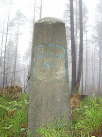 Denkstein am Roten Sandweg / Hohwald