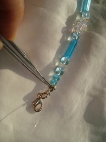 Anleitung zum Anbringen eines Verschlusses an einen Nylonfaden