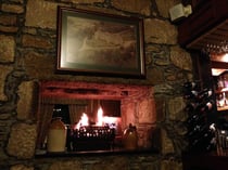 Gemütliches Feuer in der Bar