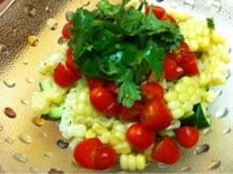 トマト、とうもろこし、きゅうりのエスニックサラダ