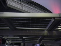 太陽電池の乗ったカーポートの屋根。