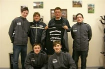 Übergabe der neuen Präsentationsanzüge an unsere A/B-Jugendmannschaft durch unseren langjährigen Sponsor Frank Beringer. Dank nochmals an dieser Stelle im Namen des Vereins und der Spieler.