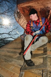 Remont dachu kościoła w Dubnem.       Fot. Łukasz Płoskoń