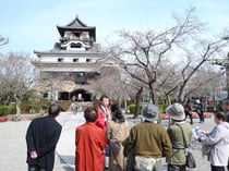 犬山城について力説するおもてなし隊加藤