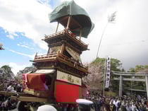針綱神社にからくりを奉納する車山(やま)