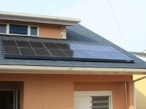 家庭や公共施設などでの設置が増えてきた太陽光発電施設