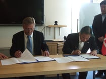 協定書に調印する阿部東松島市長とベスタゴーロラン市長