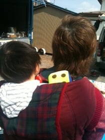 津波に流されながらも助かったおばあちゃんとお孫さん。奇跡です!