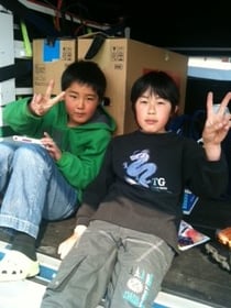 旭ヶ丘団地の子どもたち（左：かい君、右：ゆうき君）