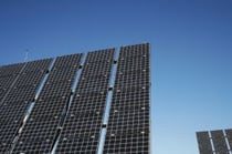 日本では従来、住宅用の太陽光発電が先行していたが、固定価格買取制度の導入で産業用が急増している。