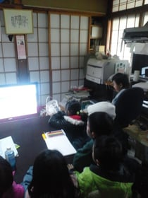 アニメに見入る避難所の子どもたち