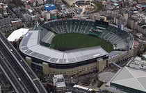 数千枚もの太陽光パネルが並ぶ様子は壮観だ