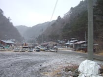 浜から見た番屋群