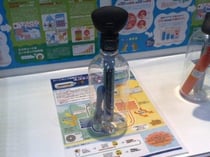 ヒートポンプの仕組みを学べるエコエコポンプ。 ポンプでボトル内の空気を圧縮すると、風船がしぼみ、中の温度計の表示が上がる