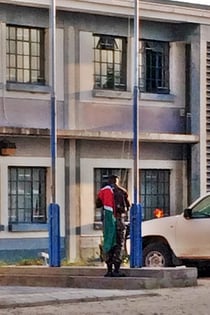 Fahnenaufzug im Directorate of Education