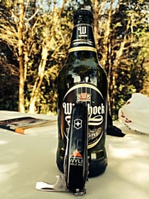 Das unzertrennliche Paar: Schweizer Messer & Windhoek Draught