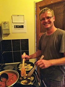Christian beim Auberginen "Anbröteln"