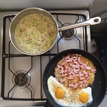 Vorgekochte Lauchsauce und Rösti-Schinken-Spiegeleier zum Zmorge-Zmittag