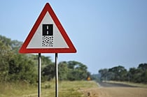 Wechsel von Gravel-Road (Schotterstrasse) zur Tarred-Road (Teerstrasse)