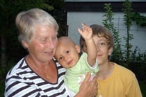 Tina mit Oma Christel und Tom