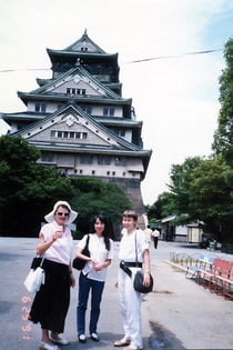 和泉展主催者たちが案内してくれた大阪城で。右からアンジェラ、通訳をした野村の娘・亜紀、ディタ