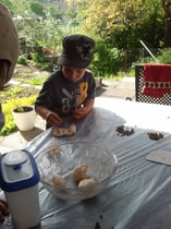 Das Verzieren der Brötli benötigte vollen Körpereinsatz & höchste Konzentration!