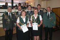 4. Juli 2010 Auszeichnung in Zollbaum-Wingst, (vl) vorn Edith Reyelt und Iris Brandt (Silber) hinten Gerd Brokelmann (Kreisv.) Dietmar Schinke, Heiko Brandt (Bronze) Präsident Detlef Brandt und Otto Heinsohn (stellv. Kreisschützenmeister)