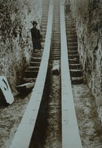 les vestiges du quadrant avec Mme Vyatkin, Musée de l'Observatoire d'Ulugh Beg à Samarcande (photo : M.Schvoerer, 2008)