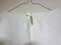 後ろは少しあきが入ってお花の貝ボタンがすてきです。