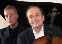 Photo:Andrea Felvégi ミクローシュ・ペレーニ＆ベンジャミン・ペレーニです！ペレーニ氏、優しそうなお父様ですねえ～。ほのぼのとしたお写真です。