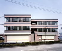 鉄骨造3階建て　/　延べ床面積：515.35㎡